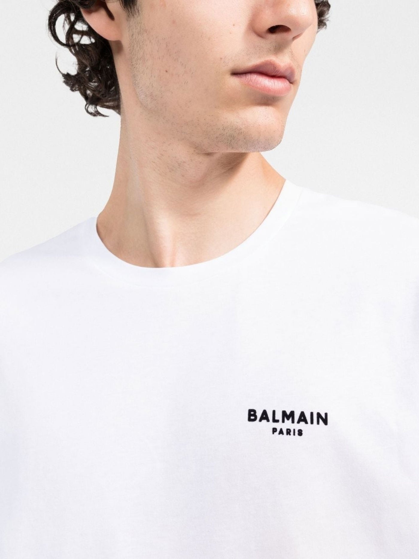 Balmain – Weißes T-Shirt mit kleinem Logo und Flockdruck