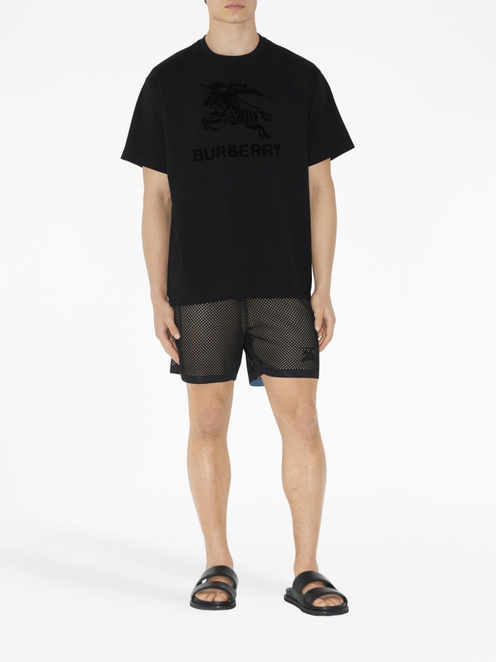 【関税&送料込】Burberry Black T-Shirt With Equestrian Knigh Burberry Black T-shirt with Equestrian Knight Design