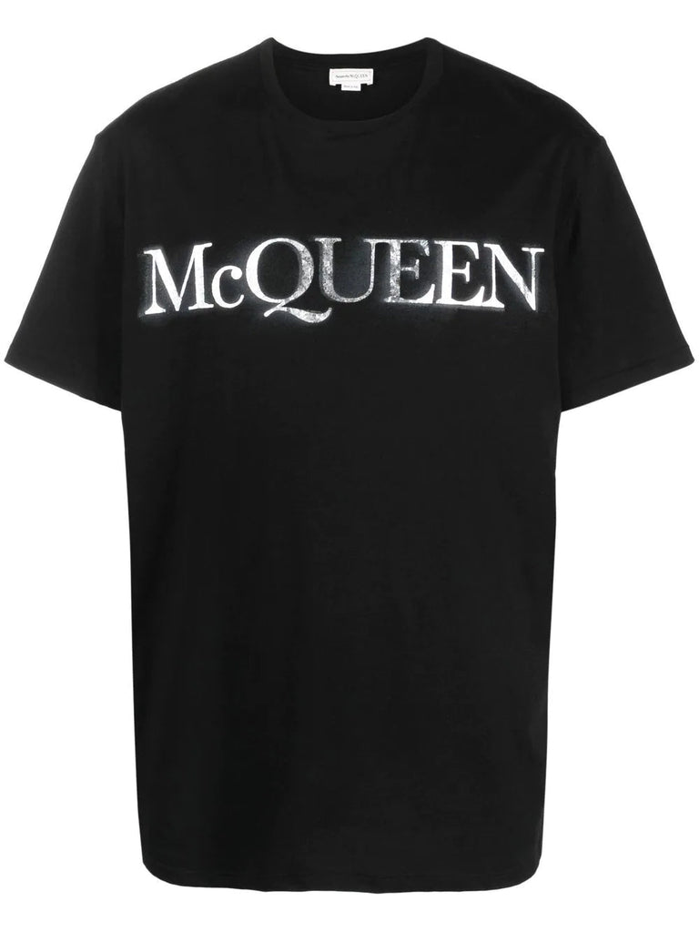 ALEXANDER MCQUEEN Spray Crush Foil Print Logo 半袖 Tシャツ Alexander McQueen Spray Crush Logo Print T-Shirt in Black