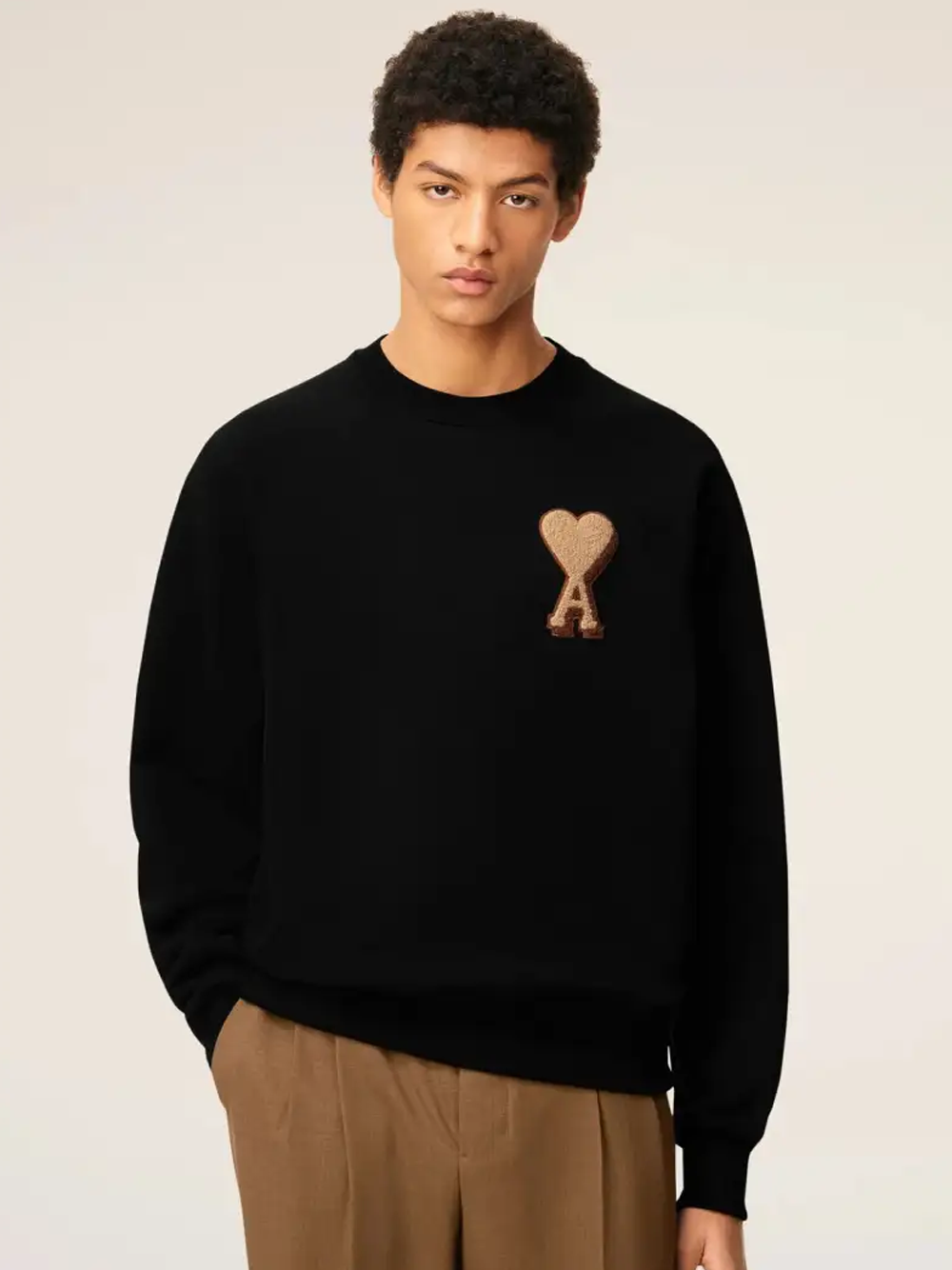 AMI Paris Ami De Coeur Patch Logo Sweatshirt in Black – TheDesignerBox