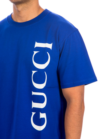 Blaues T-Shirt mit vertikalem Logo-Aufdruck von Gucci