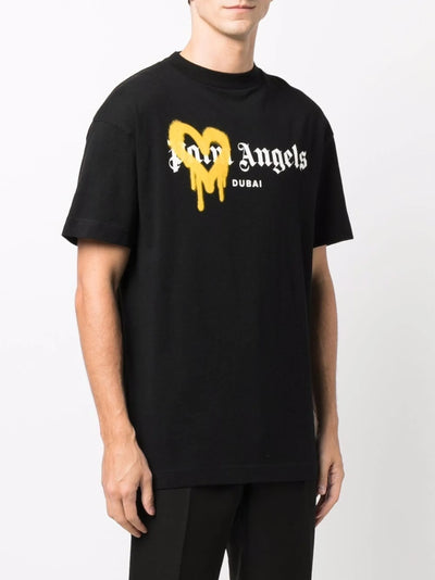 Palm Angels – Gelb besprühtes T-Shirt „Dubai Heart“ in Schwarz