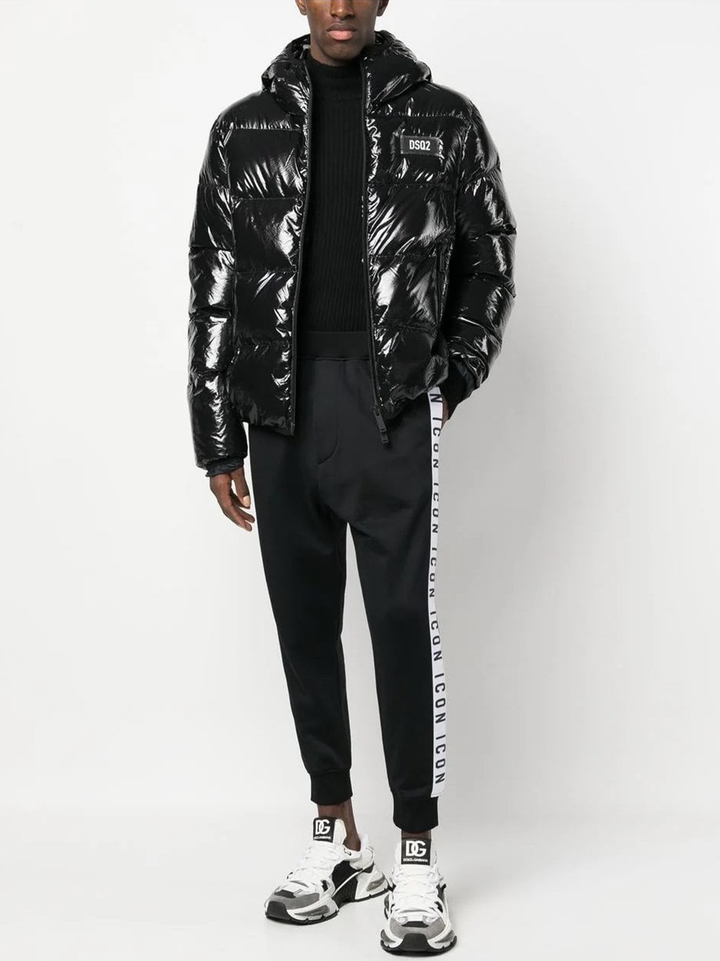Dsquared2 ロコエンヘリッシュフラ D8R0057300 014 DSQUARED2 logo-embossed Slides | Black | FARFETCH JO
